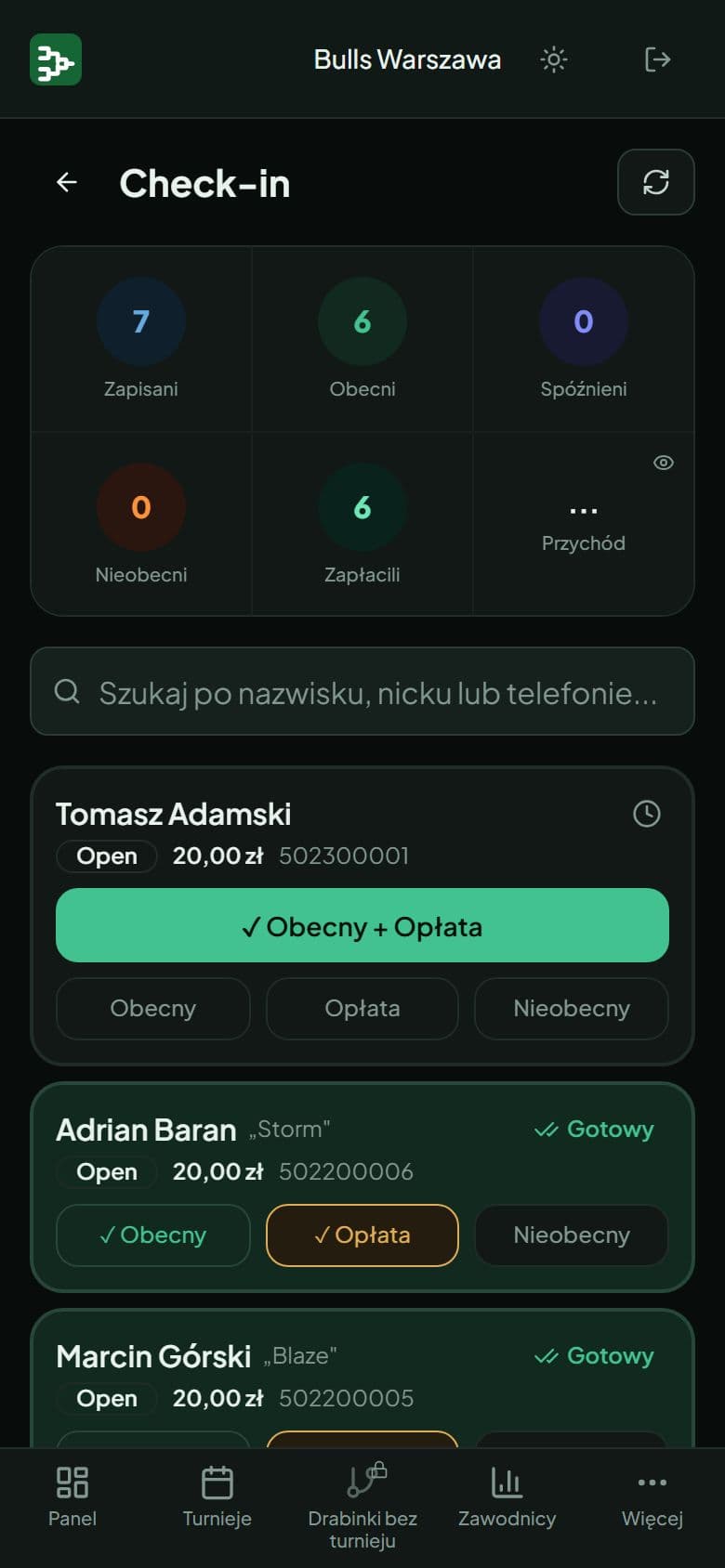 Ekran check-inu na telefonie: liczniki zapisanych, obecnych i opłaconych oraz lista zawodników z przyciskami obecności i płatności